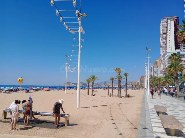 Amplio piso con vistas al mar y 4 dormitorios en 1 Línea playa Levante. — 2