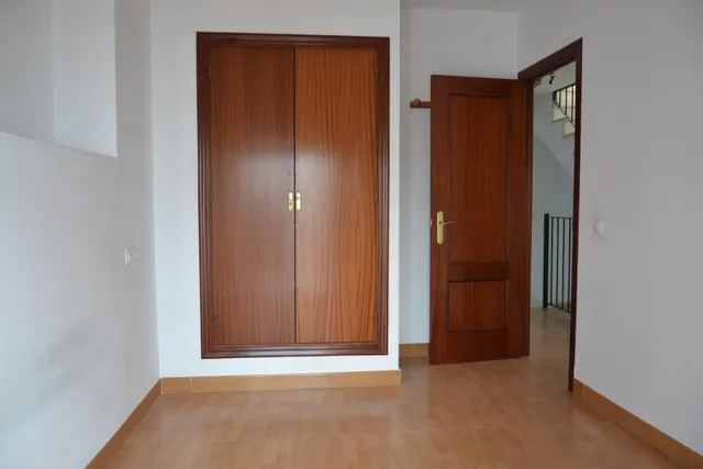 Tu próximo hogar en Sanlúcar la Mayor: tres dormitorios, patio y sótano — 23