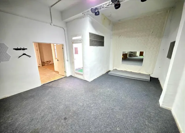 LOCAL COMERCIAL EN VENTA CENTRICO CON MUCHAS POSIBILIDADES - foto 3