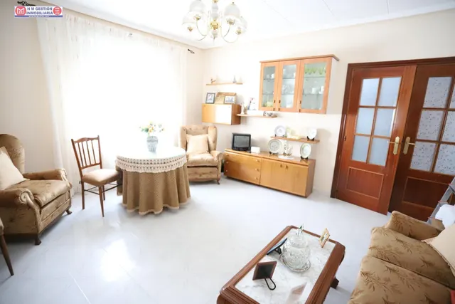 CASA PARA ENTRAR A VIVIR CON 3 DORMITORIOS, PATIO DE 90 m2 Y - foto 4