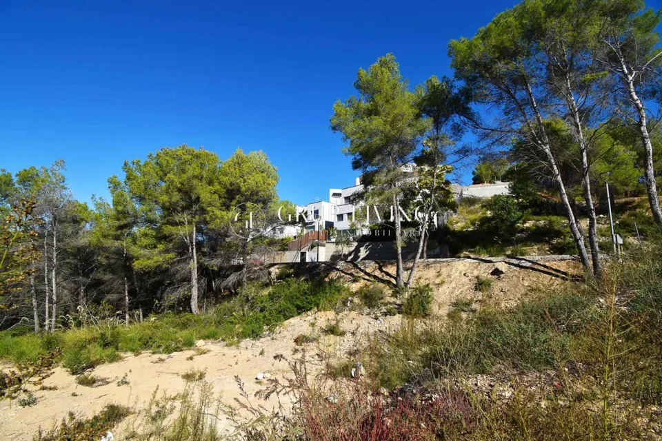 PARCELA SOLEADA DE 675 m2 LISTA PARA CONSTRUIR