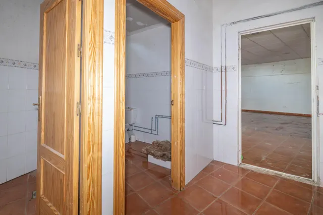 Amplio Local Comercial en Monachil - Oportunidad Única — 30