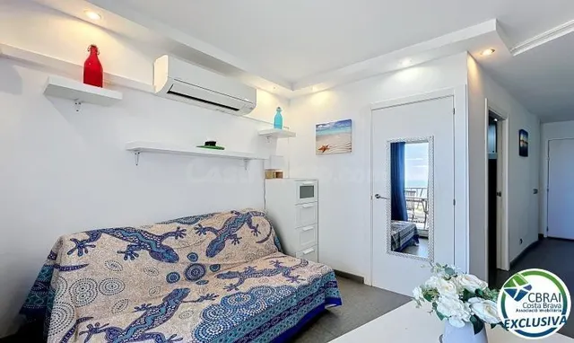Apartamento reformado con vista al mar en primera línea de p - foto 3