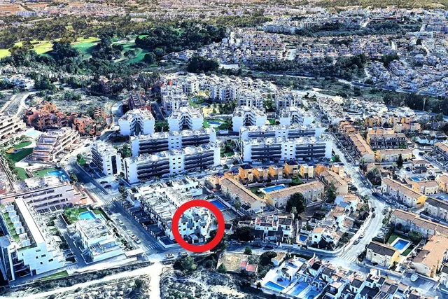 Casa adosada moderna y espaciosa (aprox. 116 m2) con 3 dorm, 3 baños, varias terrazas, y gran piscina comunitaria. Cerca de campos de golf, La Zenia Boulevard, y a poco más de 5 km de las playas. — 37