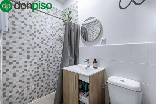 Local adaptado a vivienda en el Zaidin. — 12