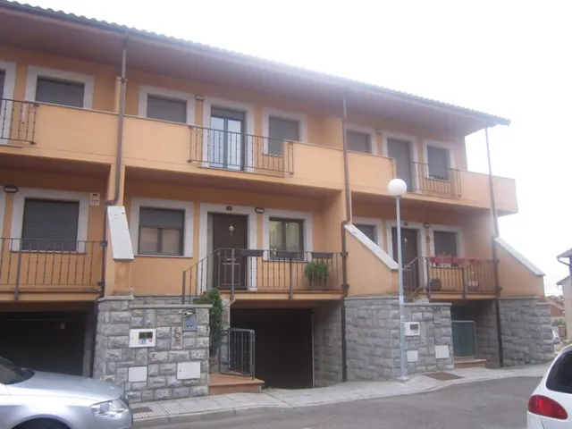 SE VENDE CHALET ADOSADO SEMINUEVO, 4 HAB., GARAJE DOBLE ,PAT