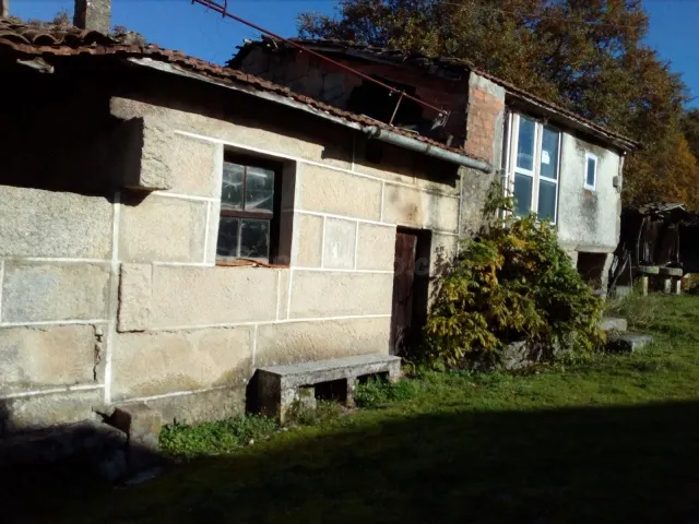 OPORTUNIDAD, SE VENDE CASA PARA RESTAURAR EN AMOEIRO!!! TOTA