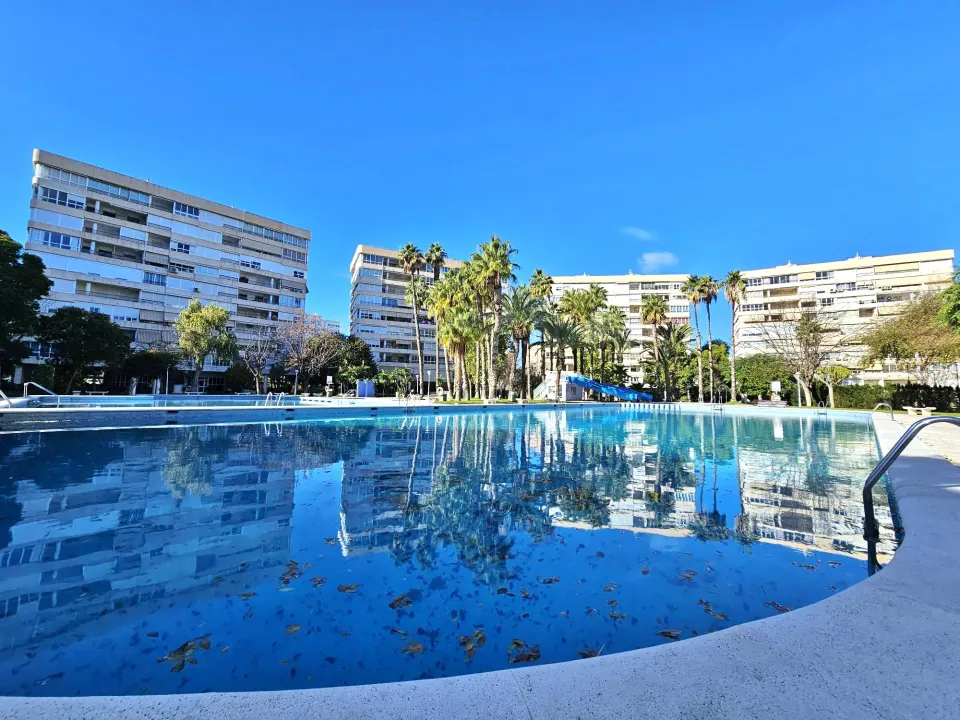 Vive la luz y el espacio en este amplio piso de Garden Playa!