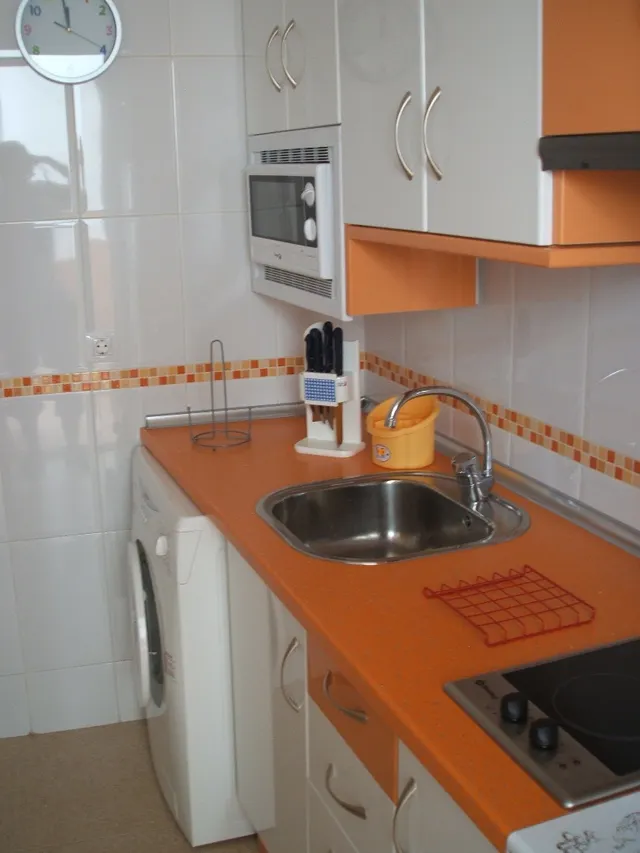 PISO AMUEBLADO DE DOS DORMITORIOS EN PLANTA BAJA, CON AMPLIO SALÓN, COCINA INDEPENDIENTE Y PATIO. CALEFACCIÓN DE GAS INDIVIDUAL, AIRE ACONDICIONADO, ARMARIOS EMPOTRADO. — 12