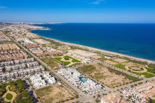 Viviendas de Obra Nueva a 200 Metros de la Playa de Las Higu - foto 3