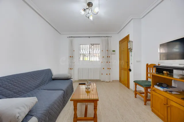 Bungalow de 2 dormitorios y piscina comunitaria en Orihuela  - foto 3