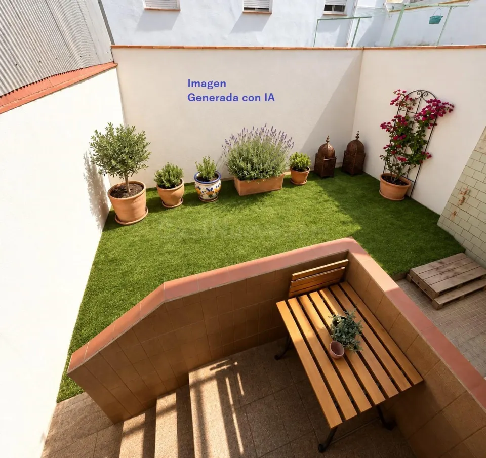 Planta baja exterior con amplio patio