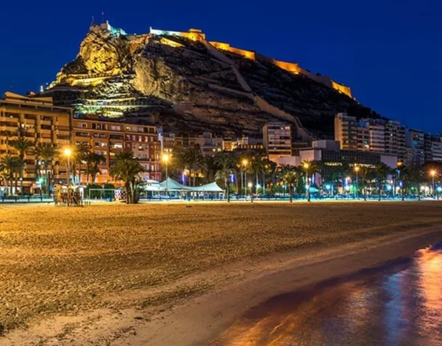 EDIFICIO DE CUATRO PLANTAS  A 3 MINUTOS DE PLAZA DE TOROS — 4