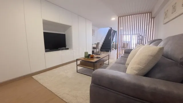 Adosado reformado de tres habitaciónes más apartamento con parking y piscina comunitaria. — 6