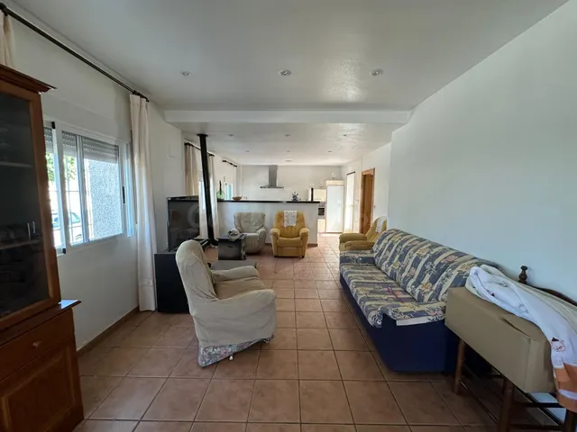 CASA-CHALET de PUEBLO con ALMACÉN de 35 m2 y NAVE de 100 m2  - foto 3