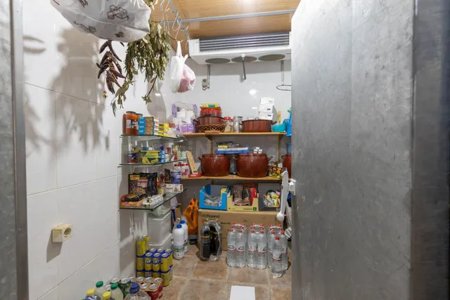 Casa en planta baja con cuatro naves y local — 40