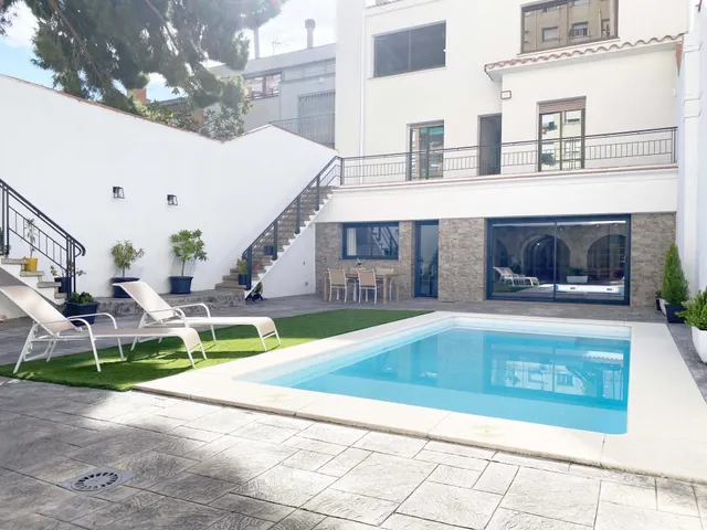 Chalet adosado en venta en Calle de Regàs — 41