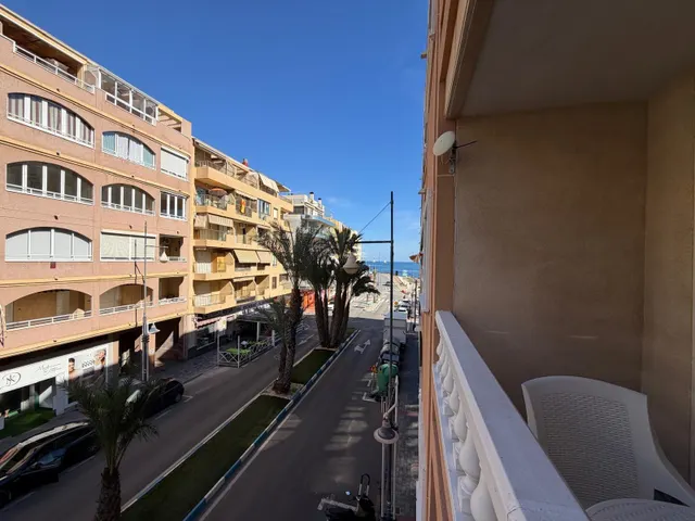 Apartamento reformado con vistas al mar con garaje incluido. 2 dorm. 1 baño. con superficie de 65 m2. playa a 100 metros. — 30