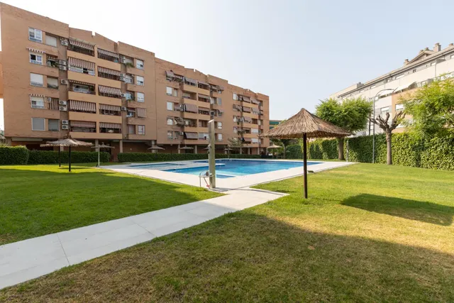 Amplio piso de 4 dormitorios en la prestigiosa urbanización Las Brisas – La Chana — 37