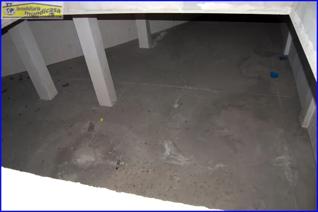 Amplio local comercial en planta baja y sótano con fachada a carretera — 18