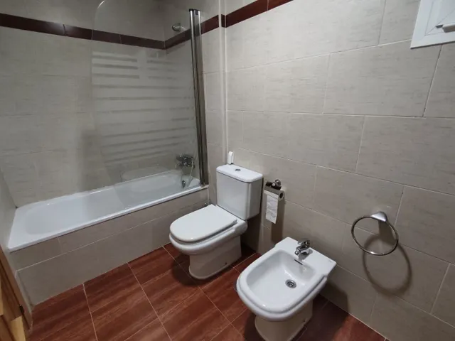 Piso seminuevo con cuatro amplios dormitorios, dos baños completos, garaje, trastero y piscina comun — 14