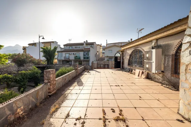 Terreno urbanizable, actualmente hay un restaurante. — 32