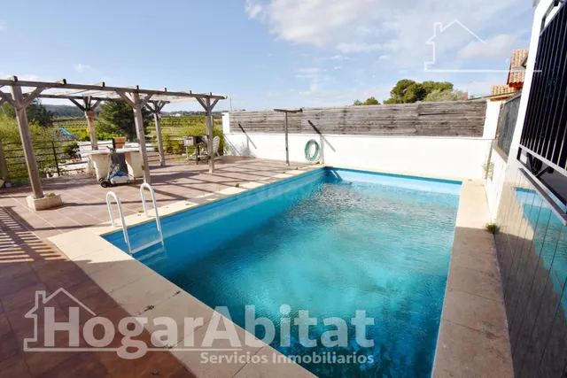 CHALET CON PISCINA, GARAJE Y TERRAZA