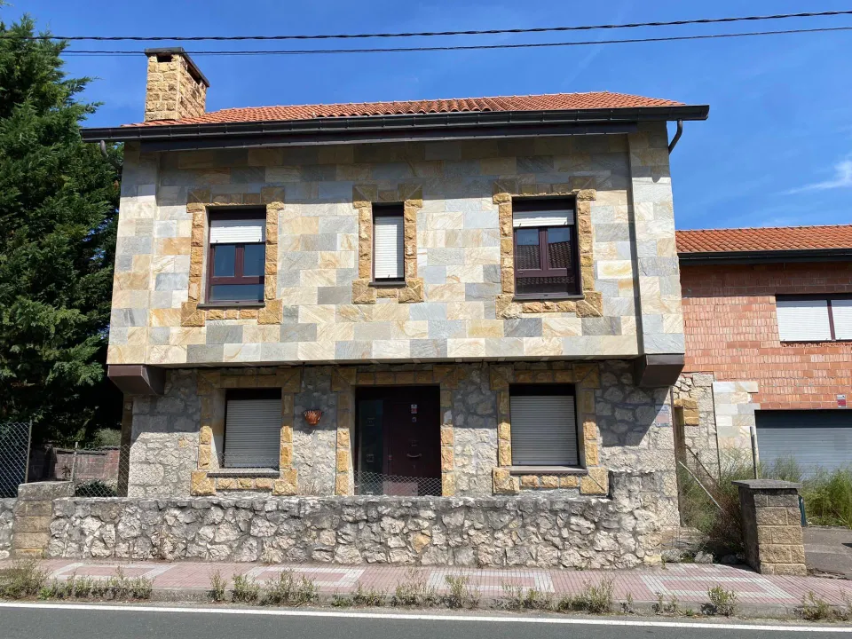 CHALET UNIFAMILIAR EN ESCOBEDO DE CAMARGO EN PARCELA DE 1400 METROS.