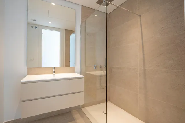 Espectacular Ático de Lujo con solarium, piscina privada y vistas al mar. 4 dormitorios y 4 baños. Benahavis — 35