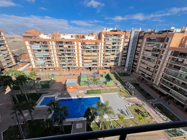GRAN PISO DE 6 DORMITOTIOS CON PISCINA
