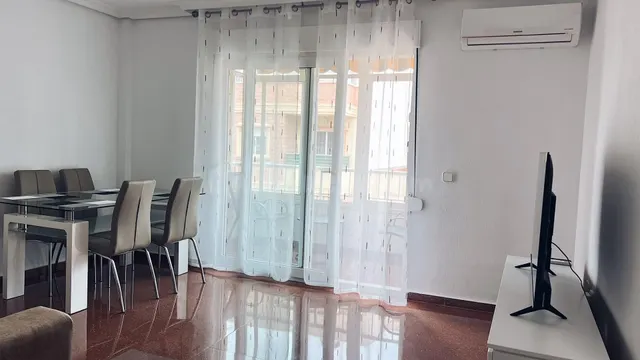 Apartamento con 2 dormitorios, 1 baño, 350 m. de la playa — 2