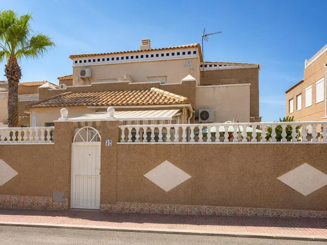 FANTASTICO CHALET ADOSADO CON PISCINA COMUNITARIA, IDEAL PAR - foto 2
