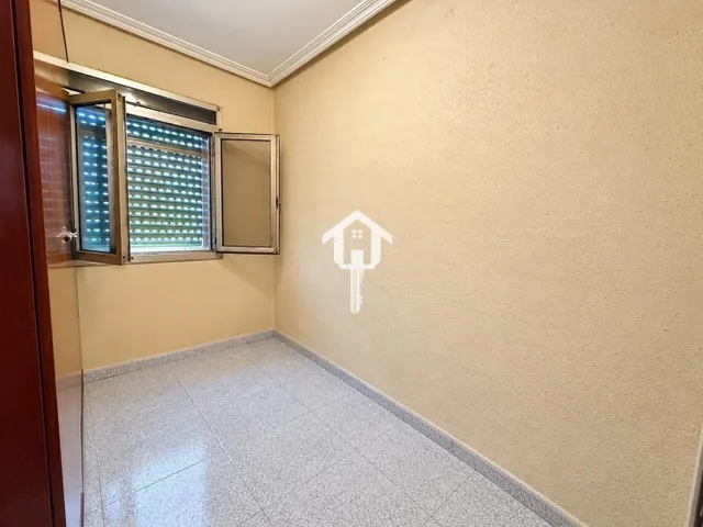 Piso para reformar en venta en Alicante. zona de los ángeles, 2 habitaciones, salón, baño con bañera, 50m2, segunda planta sin ascensor. — 11