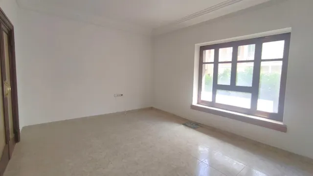 LOCAL DESTINADO PARA OFICINAS EN ZONA PRIVILEGIADA (NO VIVIENDA) — 2
