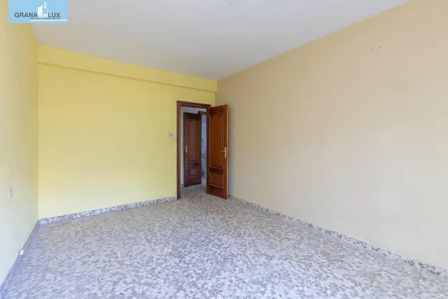 Piso en esquina con terraza y vistas a Plaza Mariana Pineda, Granada — 22