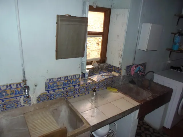 Casa grande haciendo esquina en el centro del pueblo, con patio grande, planta baja, dos alturas — 27