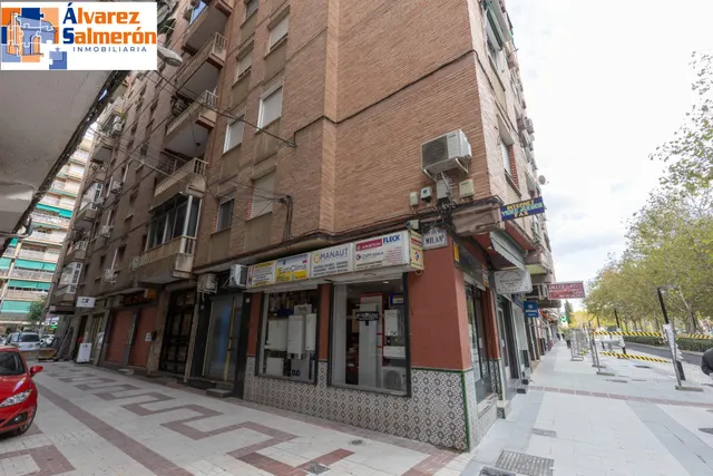 Piso de 3 dormitorios en calle milán, zaidín | muy luminoso y con gran potencial — 29