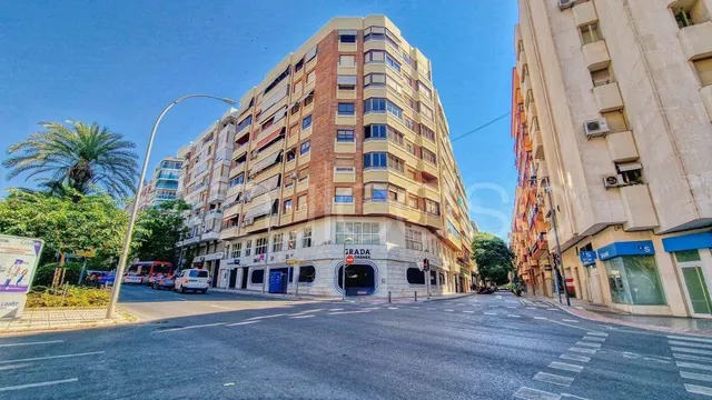 Estupendo piso en venta de 4 dormitorios y 2 baños con plaza
