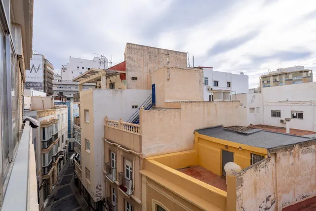 Vivienda en el centro de Almería para reformar. — 12