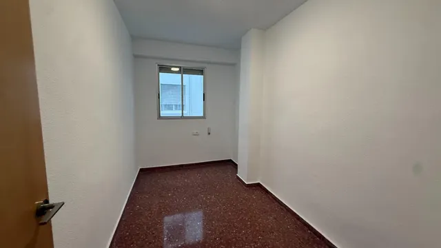 Piso en alquiler de tres dormitorios y dos baños completos. — 11