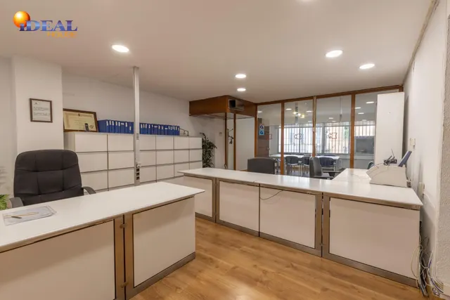 LOCAL COMERCIAL EN CALLE ÁNGEL GANIVET – UBICACIÓN PRIVILEGIADA — 25