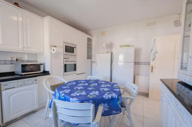 Amplia villa con vistas panorámicas al mar y pista de tenis privada en Calpe — 25