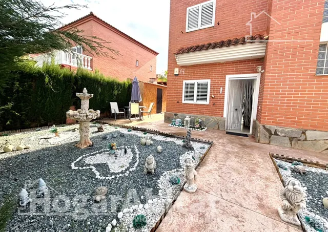 Privacidad y vida al aire libre en este exclusivo chalet con jardín, buhardilla y garaje en Masías — 44