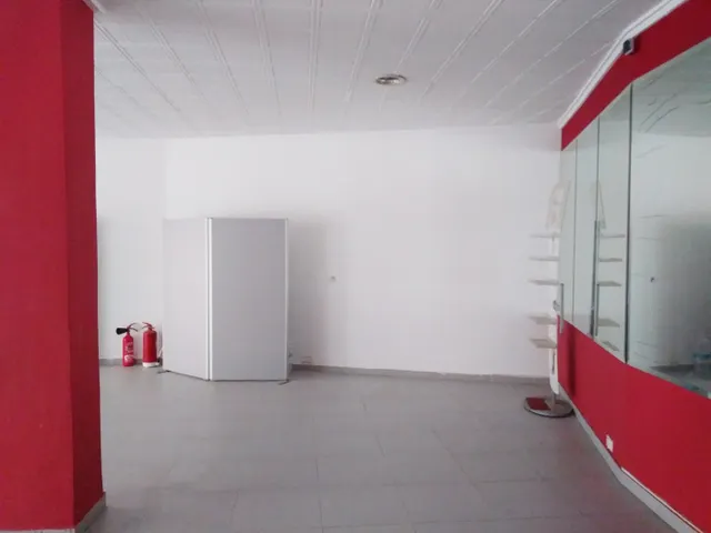 Local comercial de amplias dimensiones con ventanales de acero en zona Miguel Hernández de Alacuás — 8