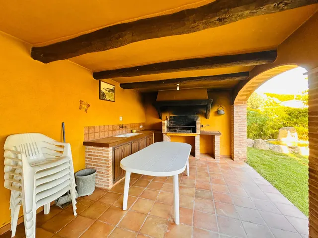 CALONGE: CHALET CON LICENCIA TURÍSTICA, GARAJE, JARDÍN Y PISCINA. ZONA MAS AMBRÓS - VIZC. CABANYES. — 18