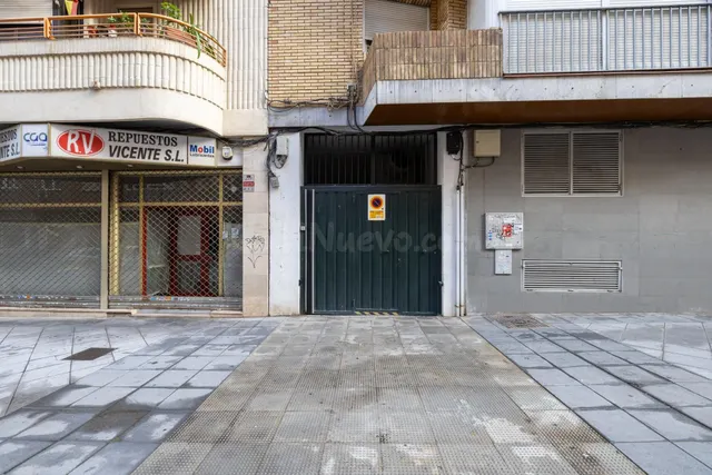 Plaza de garaje para coche mediano, en Camino de Purchil — 4