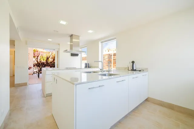 Villa independiente con piscina y 893 m2 de parcela en Benicàssim: espacio, diseño y privacidad — 14