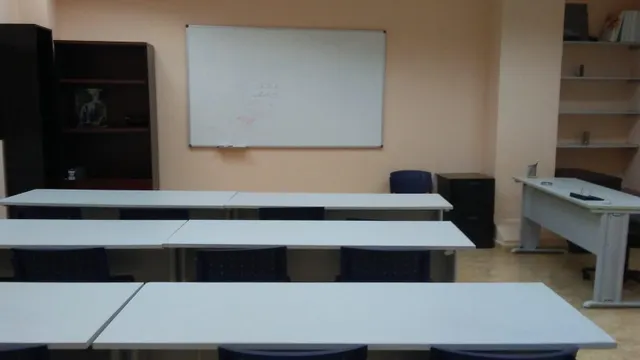 LOCAL ADAPTADO A AULAS ENSEÑANZA — 19
