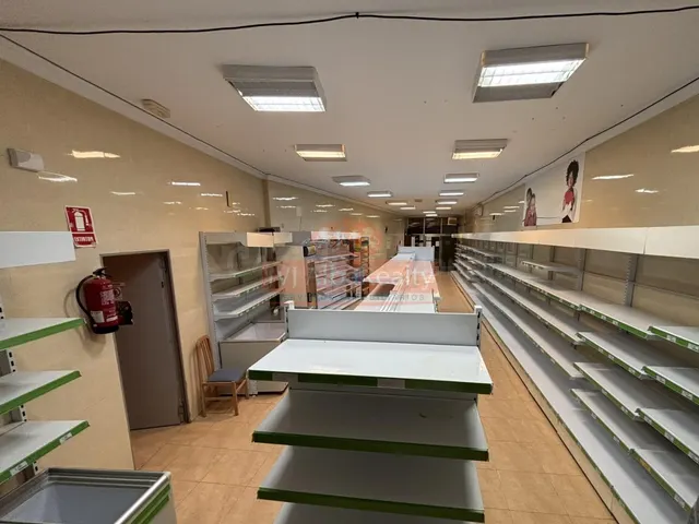 EN VENTA O ALQUILER LOCAL COMERCIAL CON ALMACEN Y COCHERA EN