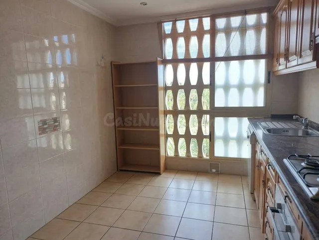 Gamarra Iturregui Consultores Inmobiliarios pone a su disposición este espacioso y luminoso piso con 3 habitaciones, 1 baño, cocina independiente, salón comedor, trastero, ascensor y garaje — 5